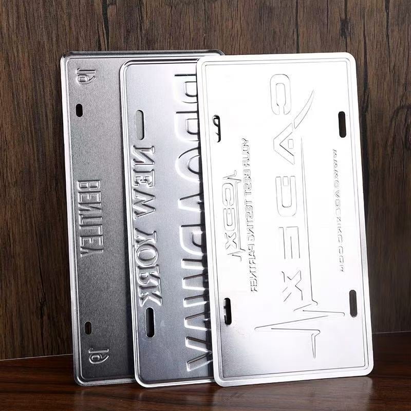 Dekorativne aluminijske registracijske tablice s ugraviranim logotipima i potpuno kolor otiskom