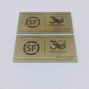 Nerđajuća čelična tablica s vakuumskim premazom, dimenzije 58×30×0,8 mm, SF logo