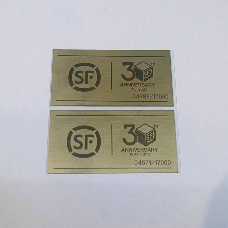 Nerđajuća čelična tablica s vakuumskim premazom, dimenzije 58×30×0,8 mm, SF logo
