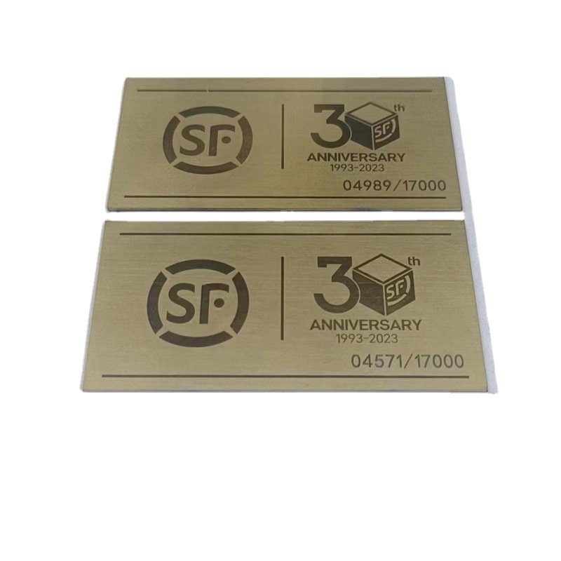 Nerđajuća čelična tablica s vakuumskim premazom, dimenzije 58×30×0,8 mm, SF logo