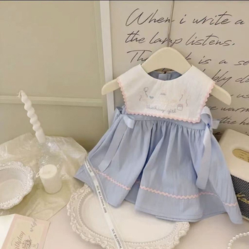 Lányok nyári kék ruhája gazdag hímzéssel, babydoll fazonú ujjatlan ruha tengerészkék gallérral, tartós hercegnő-stílus