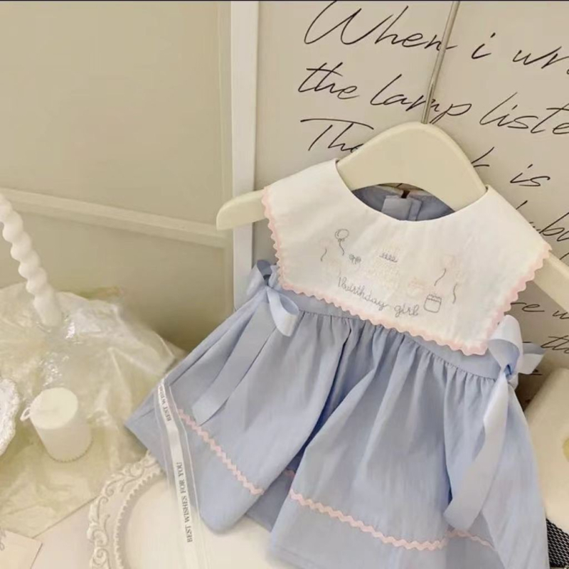 Lányok nyári kék ruhája gazdag hímzéssel, babydoll fazonú ujjatlan ruha tengerészkék gallérral, tartós hercegnő-stílus