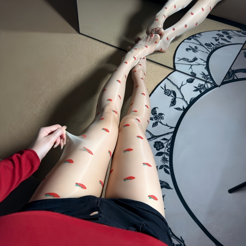 Crne svileno sjajne čarape s motivom crvenog srca i jagode, Aurora džakard, čarape s otvorenim krokom za žene