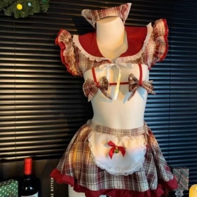 Cipkasti dvodijelni set pidžame s kariranim topom i točkastim detaljima