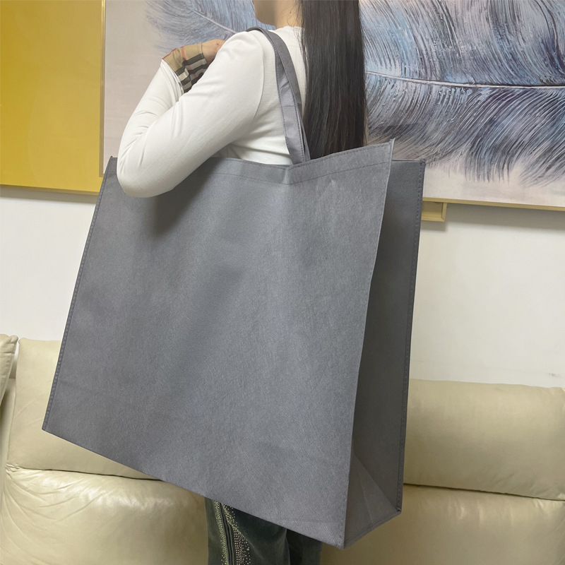 Crveno-crna netkana torba za odjeću i kostime, dimenzije 60x50x20 cm
