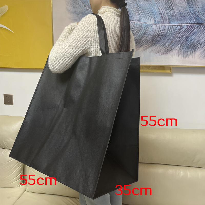 Crveno-crna netkana torba za odjeću i kostime, dimenzije 60x50x20 cm