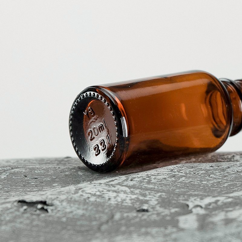 Üveges cseppentő palack esszenciális olajokhoz, mérőskálával, barna üveg, fekete gumírozott kupakkal, méretek 5ml–100ml