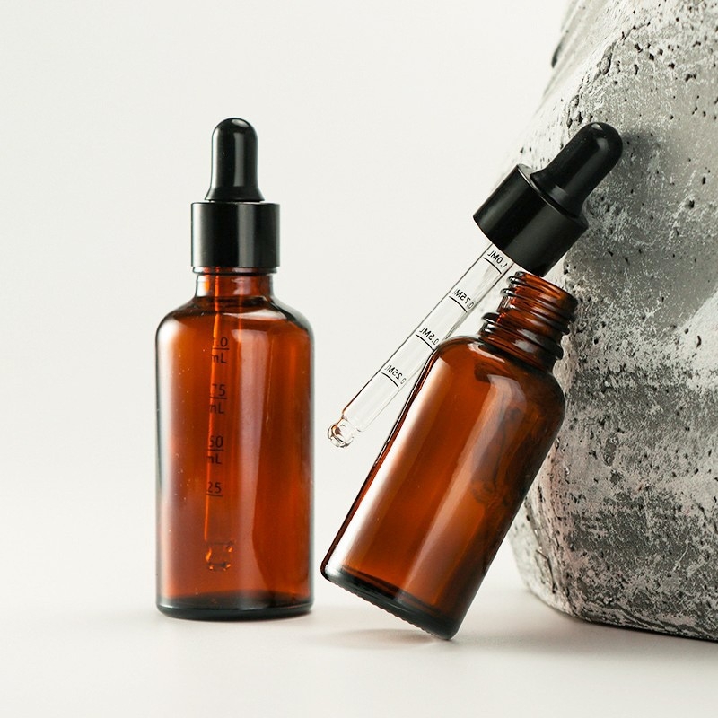 Üveges cseppentő palack esszenciális olajokhoz, mérőskálával, barna üveg, fekete gumírozott kupakkal, méretek 5ml–100ml