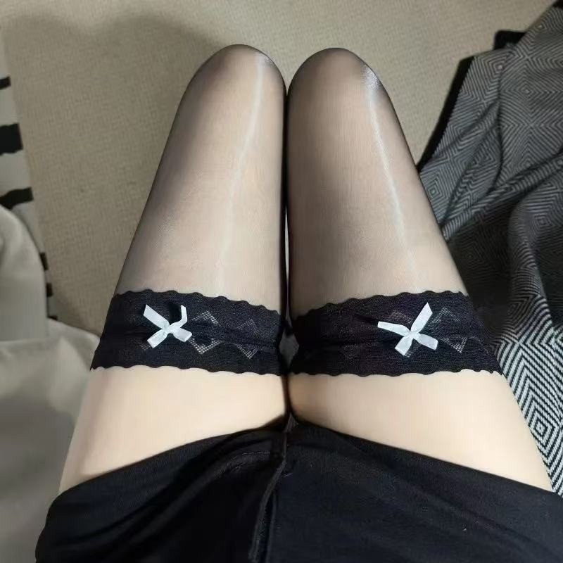 Seksi ultra-tanke crne čipkaste čarape s mašnicom, iznad koljena, glatke noge