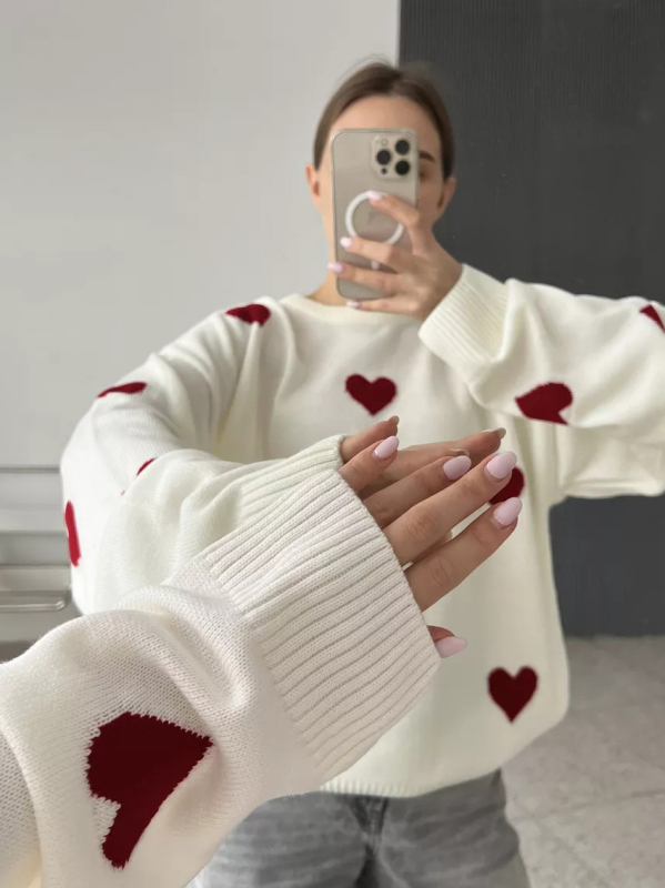 Ženski pulover s izvezenim srcima