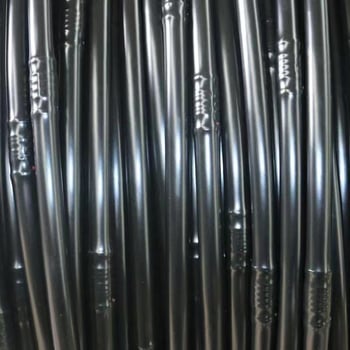 PE16mm cijev za kapljično navodnjavanje s unutarnjom cilindričnom kapljicom, kompenzacija tlaka, sprječavanje začepljenja, za plastenike, polja i voćnjake