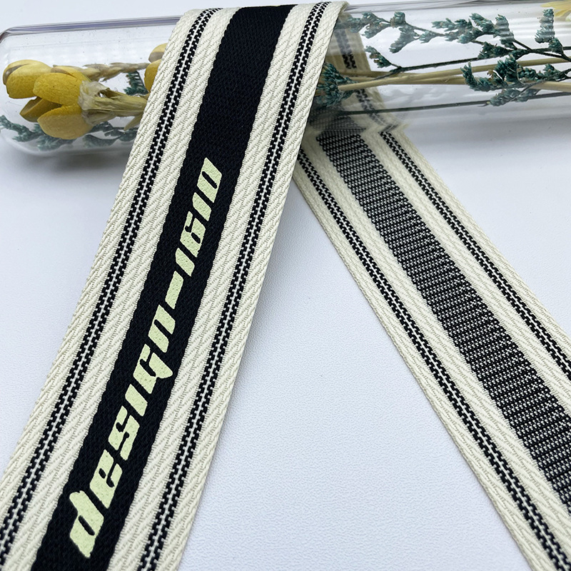 4 cm prozračna mrežasta traka s engleskim natpisom, bočna crta, pleteni rebrasti pojas i otisak logotipa – dodatak