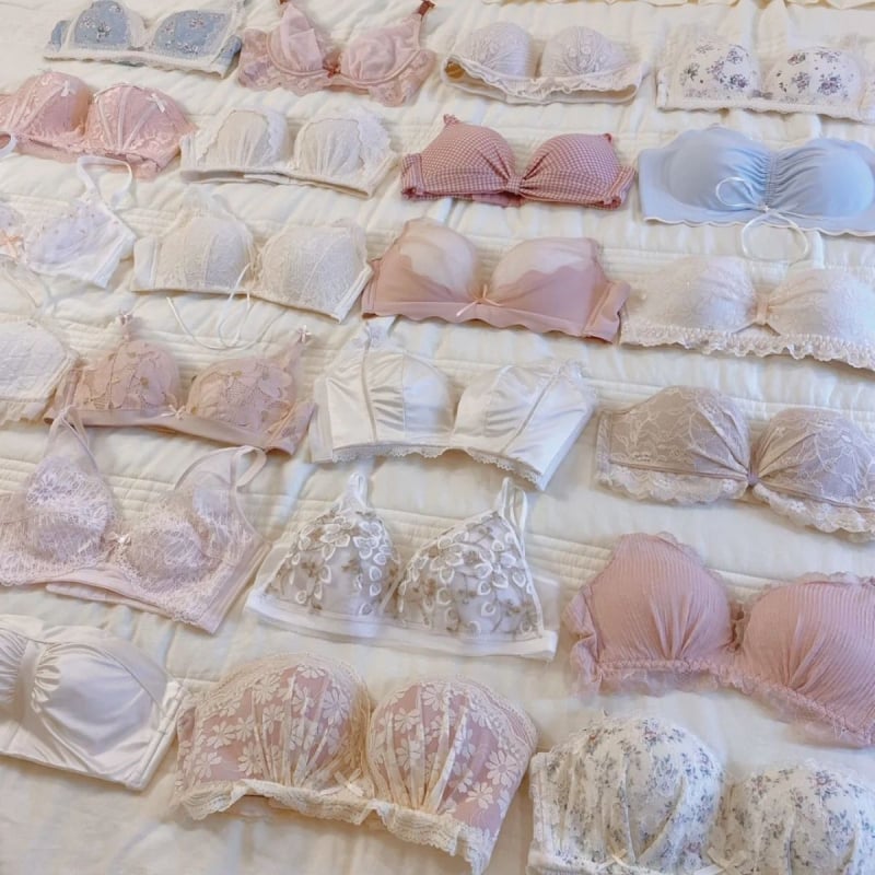 Visokokvalitetni čipkasti bežični grudnjak, 3/4 košarice, push-up, odvojive naramenice, stražnje otvaranje s tri reda kopči, prozračan i udoban