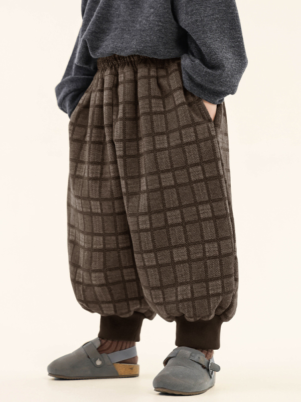 Fiúknak készült fleece-béléssel ellátott téli koreai stílusú jogger nadrág kockás mintával, 3–8 éveseknek.