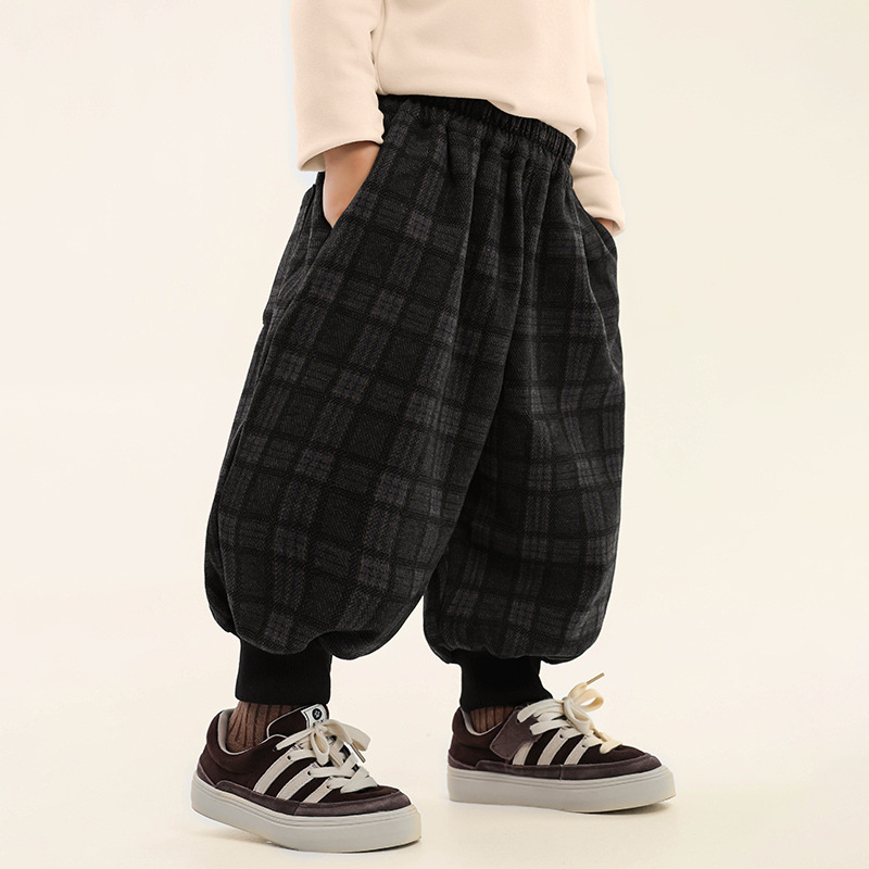 Fiúknak készült fleece-béléssel ellátott téli koreai stílusú jogger nadrág kockás mintával, 3–8 éveseknek.