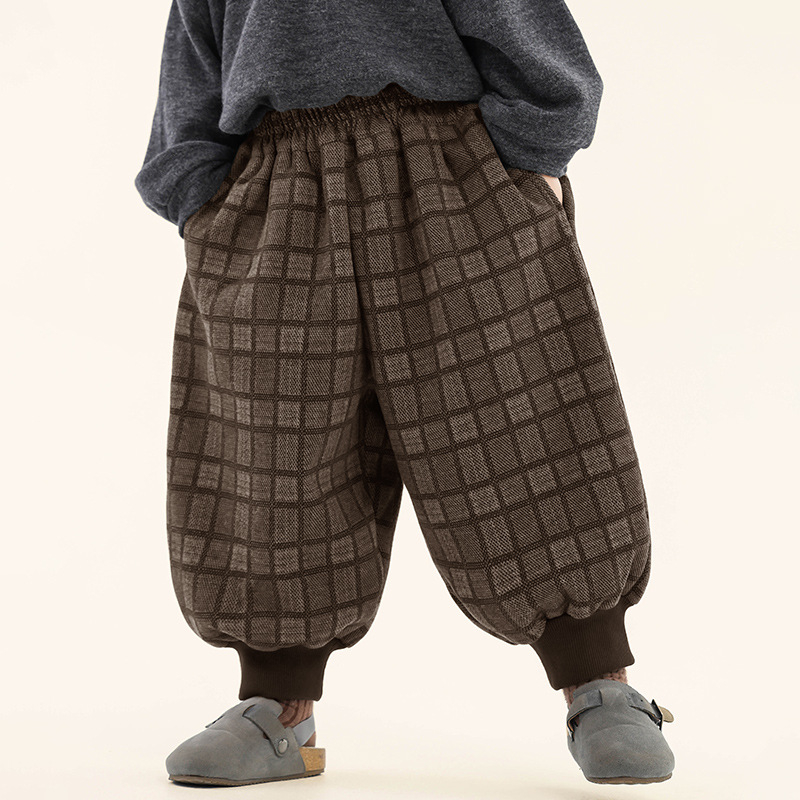 Fiúknak készült fleece-béléssel ellátott téli koreai stílusú jogger nadrág kockás mintával, 3–8 éveseknek.