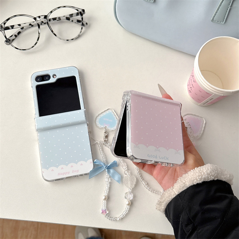 Carcasă dură cu buline bleu pastel pentru Samsung Z Flip3/4, Z Flip5/6 și Z Flip7