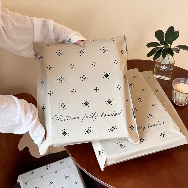 Hrubá expresná taška na oblečenie so samolepiacím vodotesným uzáverom; veľkosti: veľká 38×52 cm, stredná 32×45 cm, malá 28×42 cm; materiál PE, dvojvrstvová konštrukcia, tlačené logo, nosnosť približne 5 kg