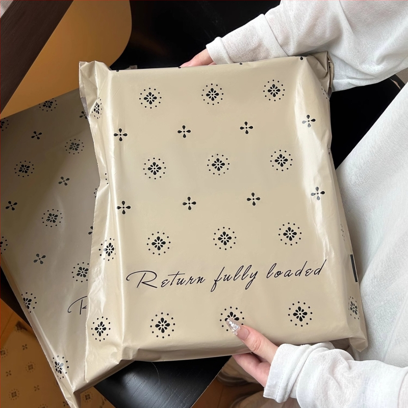 Hrubá expresná taška na oblečenie so samolepiacím vodotesným uzáverom; veľkosti: veľká 38×52 cm, stredná 32×45 cm, malá 28×42 cm; materiál PE, dvojvrstvová konštrukcia, tlačené logo, nosnosť približne 5 kg