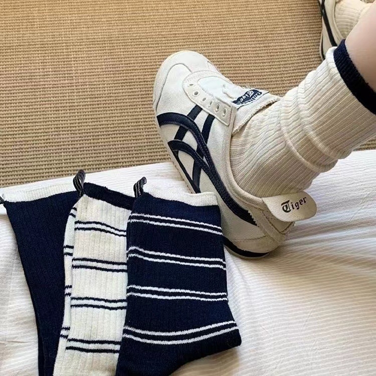 Női retro zokni csíkos címkével – sötétkék és tejesfehér kontraszt, koreai stílusú zokni