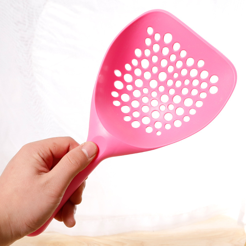Plastična lopatica za mačji pijesak s velikim kružnim otvorima