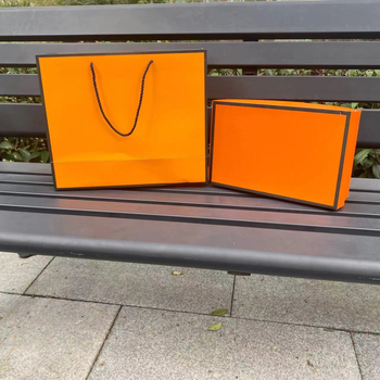 Tote torba od debelog bijelog kartona za pakiranje cipela i odjeće; jednostavna darovna torba s dojmom vrhunskog izgleda.