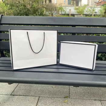 Tote torba od debelog bijelog kartona za pakiranje cipela i odjeće; jednostavna darovna torba s dojmom vrhunskog izgleda.