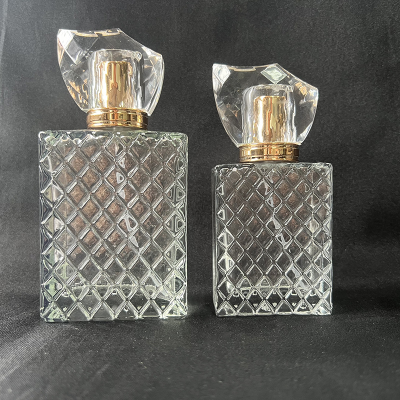 B124 négyszögletes üvegből készült parfümös üveg arany kupakkal, csavaros nyakkal, 100 ml és 50 ml, üres kozmetikai spray palack