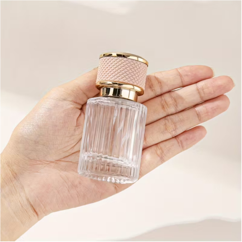 30 ml üveg parfümös flakon csavaros kupakkal és permetező fejjel