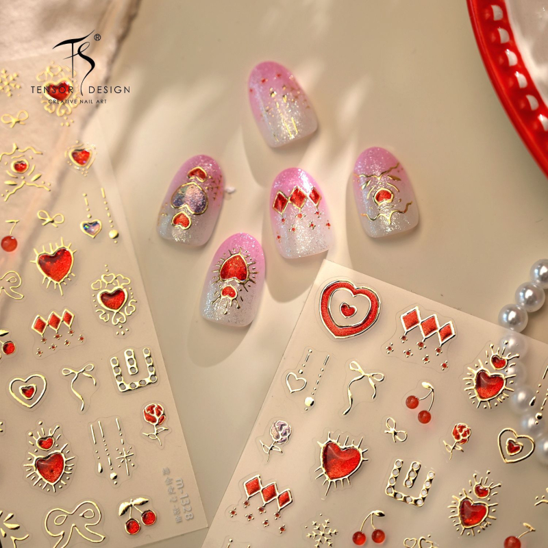 M1328 Valentin-nap limitált kiadású üreges arany szív körömdíszítő matrica, retro Lolita stílus