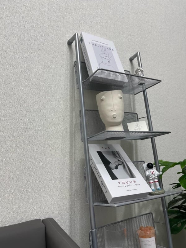 Osmeroslojni metalni stalak za časopise i izlaganje
