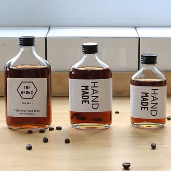 Lapos négyzet alakú üveg, zárt, italokhoz: gyümölcslé, tej-tea, cold brew és jegeskávé - üres adagolóüveg