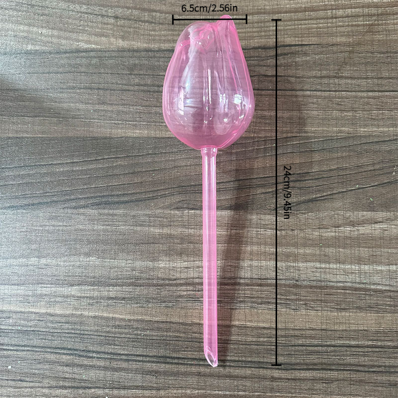 Dispozitiv plastic de udare cu irigare prin picurare, în formă de lalea, pentru plante de interior