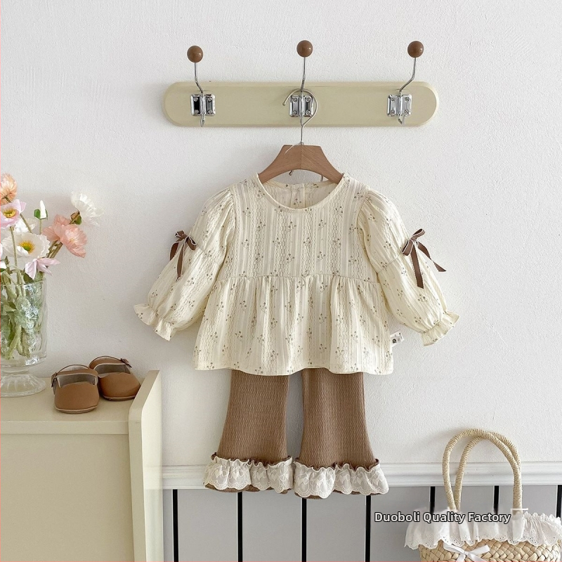 Set od dva komada za djevojčicu: floralna bluza u stilu baby-doll i široke hlače, proljeće 2026