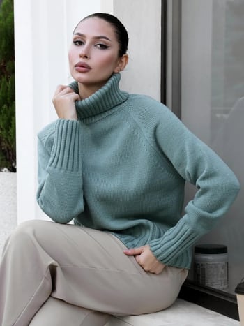 Γυναικείο πουλόβερ με oversize γραμμή και ψηλό λαιμό