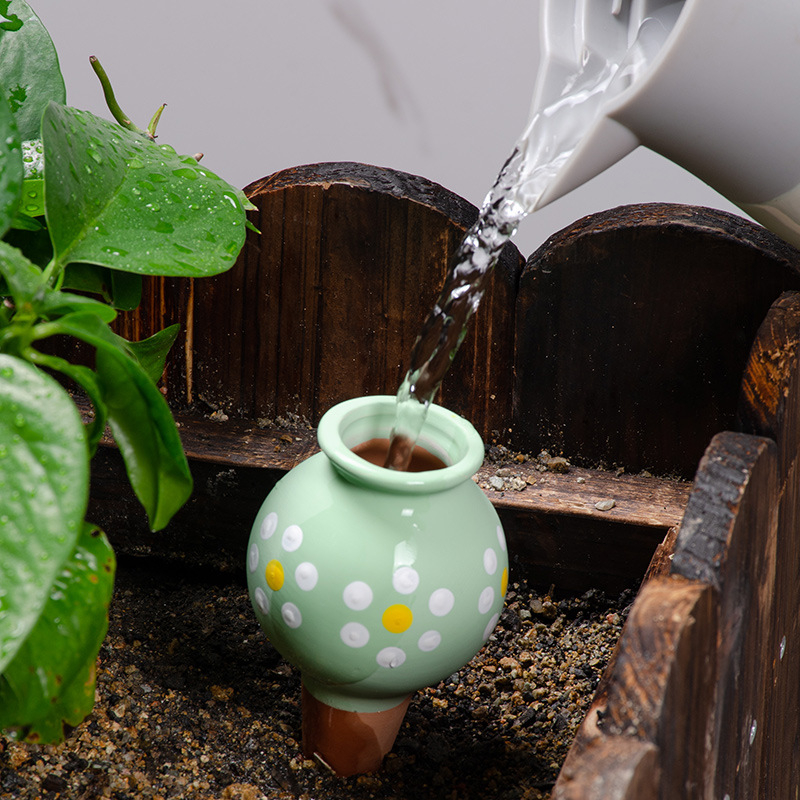 Dispozitiv ceramic pentru irigare prin picurare, roșu, cu model cu buline, dispozitiv compact de udare a plantelor