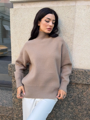 Női kötött pulóver magas nyakkal, lazán szabott, casual stílus