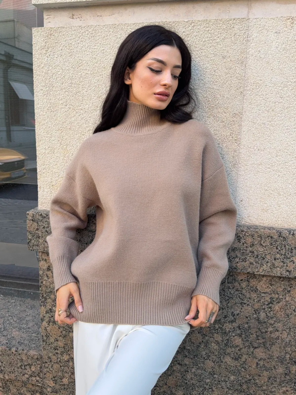 Női kötött pulóver magas nyakkal, lazán szabott, casual stílus