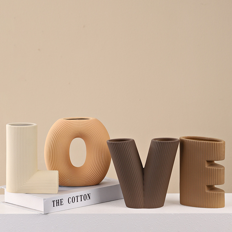 Vază ceramică cu litere LOVE pentru decorul camerei de nuntă, Morandi mat