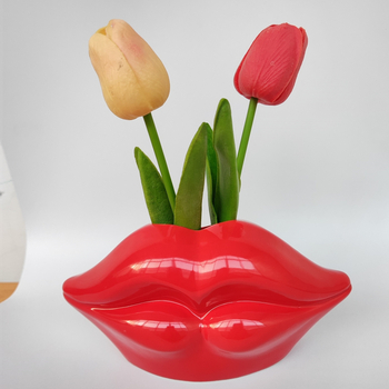 Vază ceramică cu buze roșii — stil Nordic minimalist pentru aranjamente florale în living