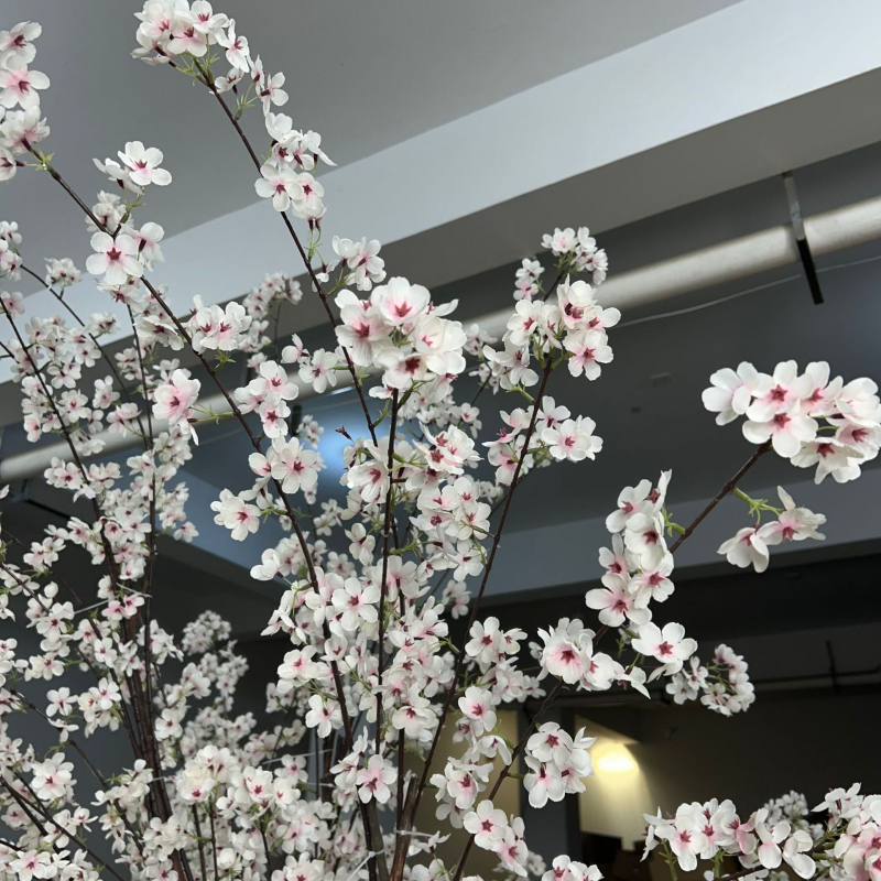 Arbore cu flori de pere, stil chinezesc, ramuri lungi, cu flori de cireș atârnate, mini peisaj Zen