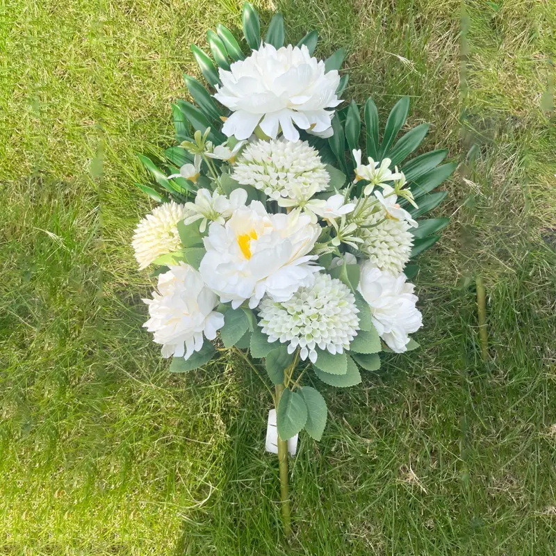 Buchet de flori artificiale albe din mătase pentru înmormântare