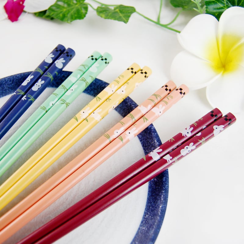 Ξύλινα chopsticks, πέντε ζευγάρια, πολύχρωμο μοτίβο λαγού