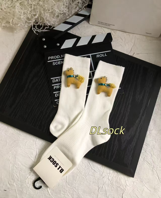 DLSOCK2025 Őszi–téli új stílusú női piros zokni, aranyos mesefigurás póni mintával, középmagas zokni, divatos és sokoldalú