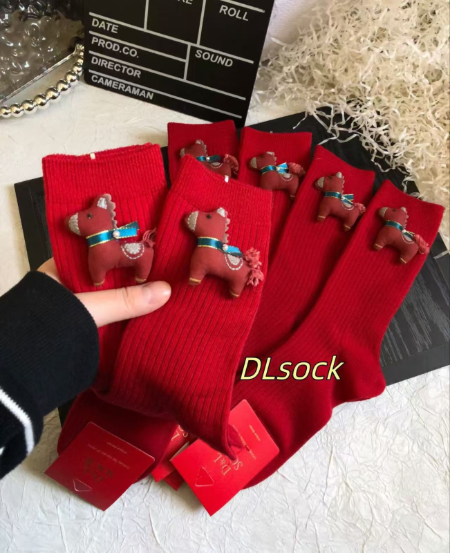 DLSOCK2025 Őszi–téli új stílusú női piros zokni, aranyos mesefigurás póni mintával, középmagas zokni, divatos és sokoldalú