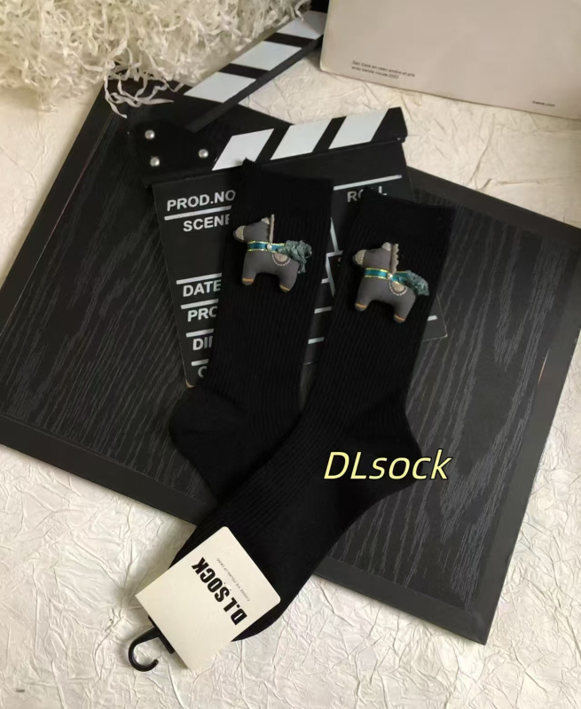 DLSOCK2025 Őszi–téli új stílusú női piros zokni, aranyos mesefigurás póni mintával, középmagas zokni, divatos és sokoldalú