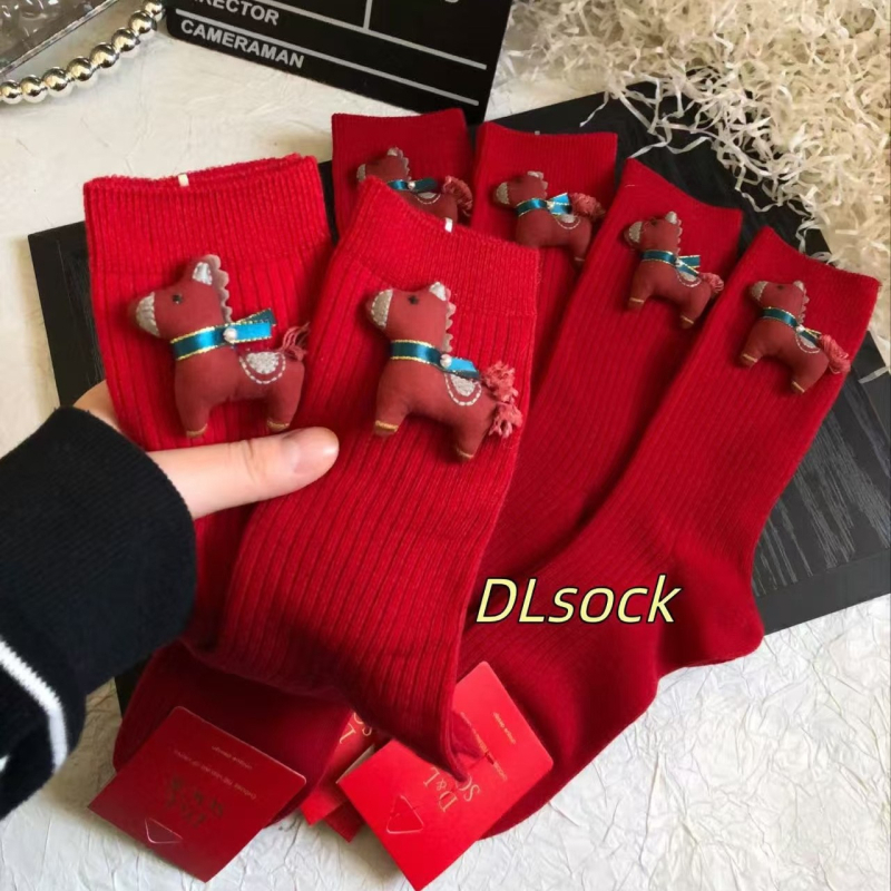 DLSOCK2025 Őszi–téli új stílusú női piros zokni, aranyos mesefigurás póni mintával, középmagas zokni, divatos és sokoldalú