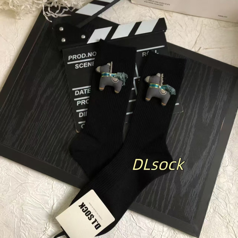DLSOCK2025 Őszi–téli új stílusú női piros zokni, aranyos mesefigurás póni mintával, középmagas zokni, divatos és sokoldalú