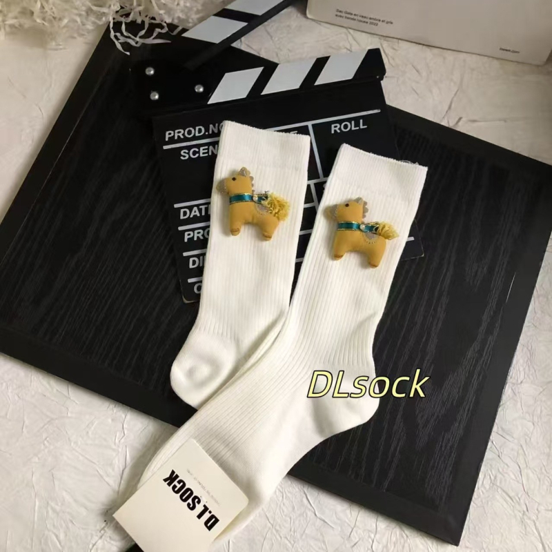 DLSOCK2025 Őszi–téli új stílusú női piros zokni, aranyos mesefigurás póni mintával, középmagas zokni, divatos és sokoldalú