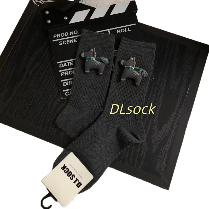 DLSOCK2025 Őszi–téli új stílusú női piros zokni, aranyos mesefigurás póni mintával, középmagas zokni, divatos és sokoldalú